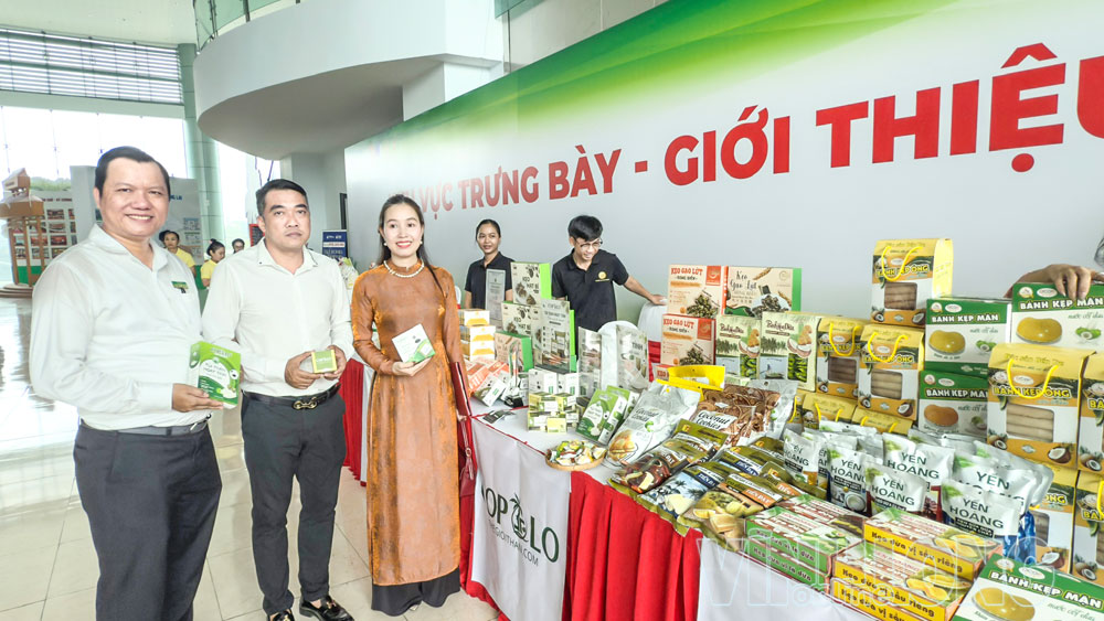 Đại biểu tham quan gian trưng bày, giới thiệu sản phẩm tại diễn đàn. Ảnh: THÀNH CHÂU