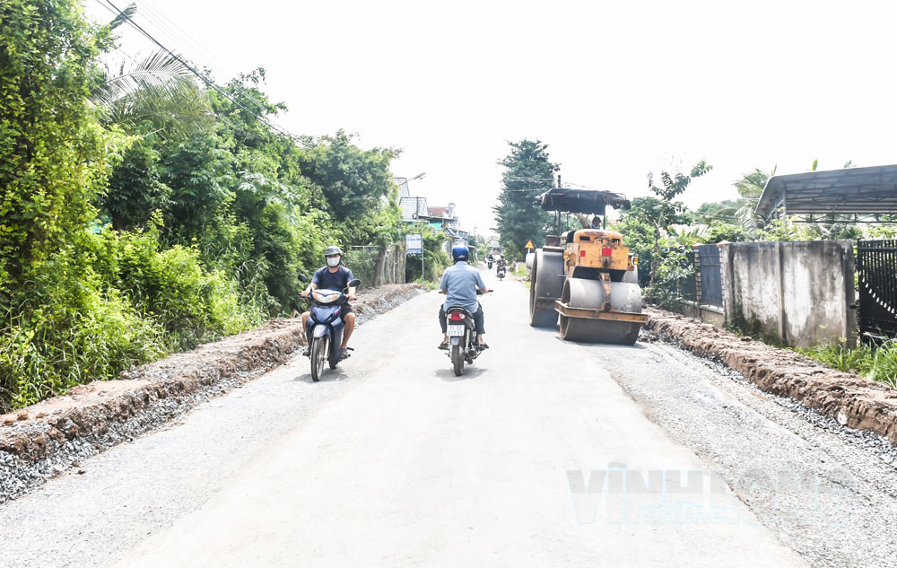 Thi công lộ nông thôn mới trên địa bàn xã Tân Thủy.

