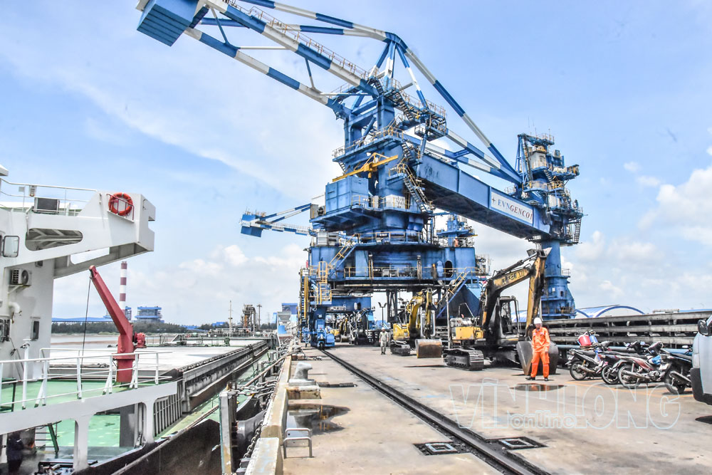 Cảng biển tiếp nhận than của Trung tâm Điện lực Duyên Hải.