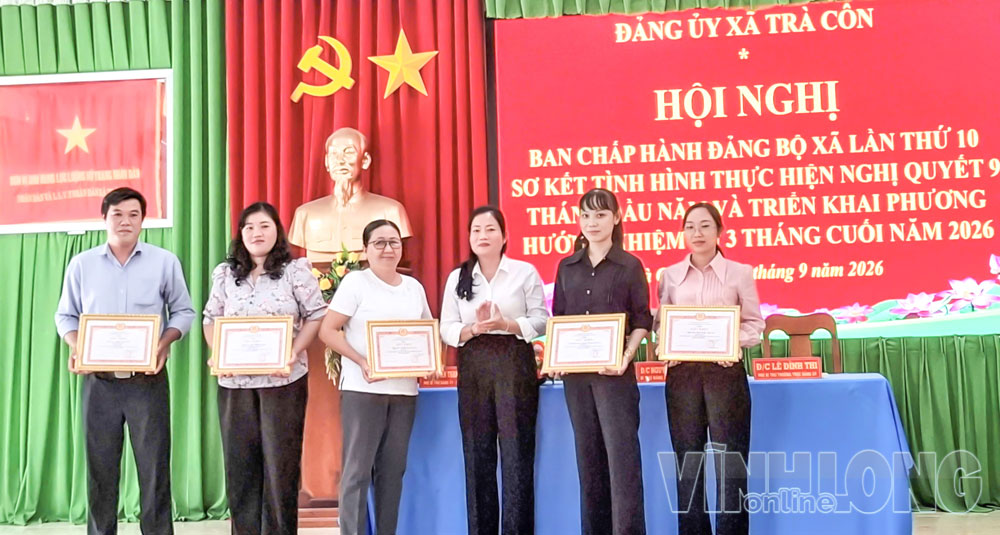 Đảng ủy xã khen thưởng đảng viên thi tìm hiểu Nghị quyết Đại hội XIV của Đảng tại cấp cơ sở.

