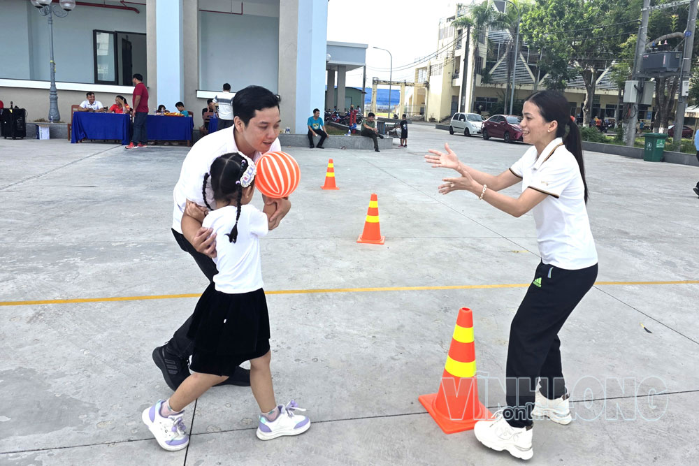 Gia đình hạnh phúc bắt đầu từ việc biết lắng nghe, chia sẻ, yêu thương và tôn trọng lẫn nhau.