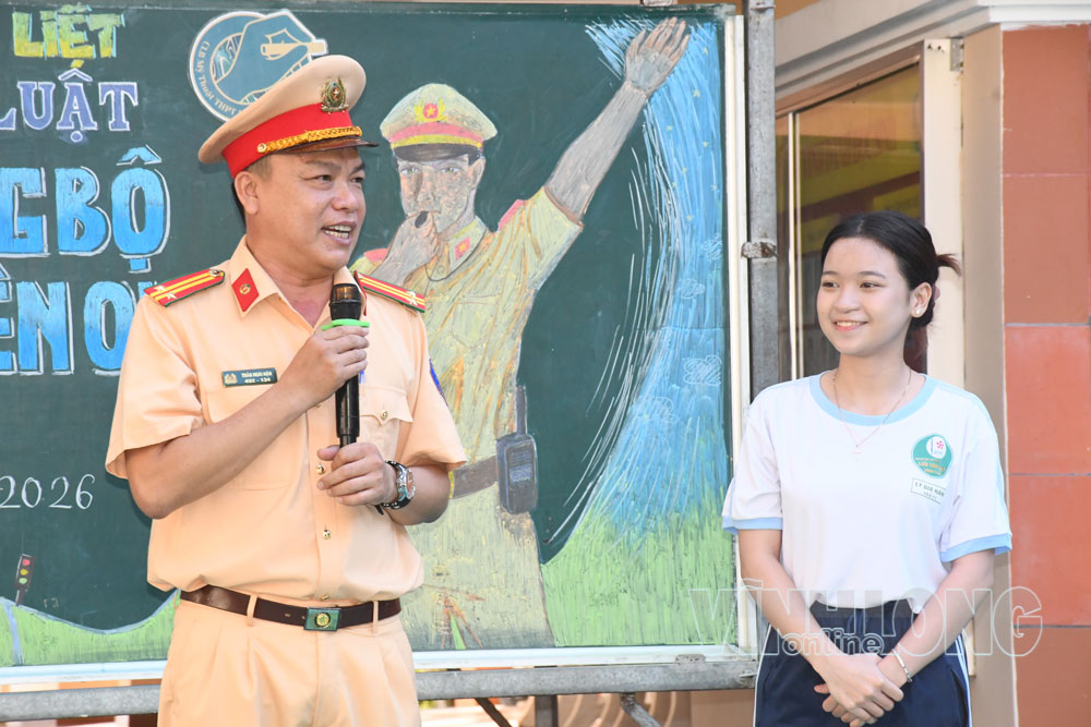 Cảnh sát
giao thông tuyên truyền pháp luật tại Trường THPT Lưu Văn Liệt.

