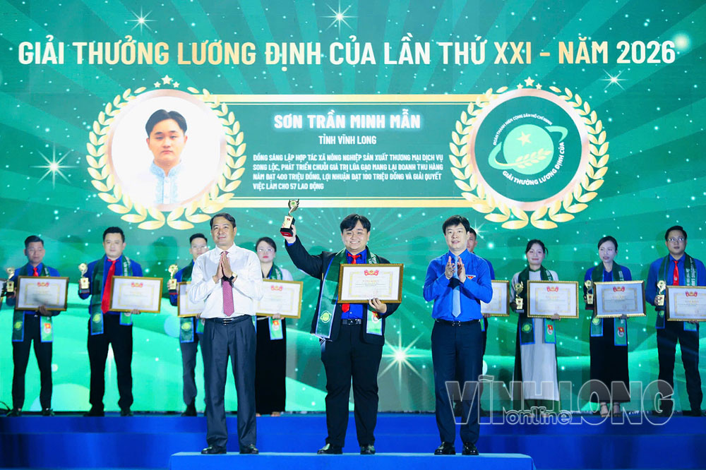Sơn Trần Minh Mẫn (giữa) trên bục nhận Giải thưởng Lương Định Của.

