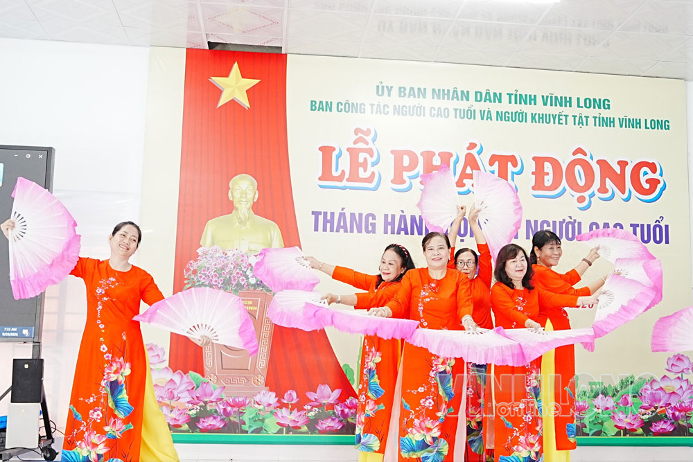 Tiết mục múa của người cao tuổi phường Long Châu. Ảnh: THÚY QUYÊN