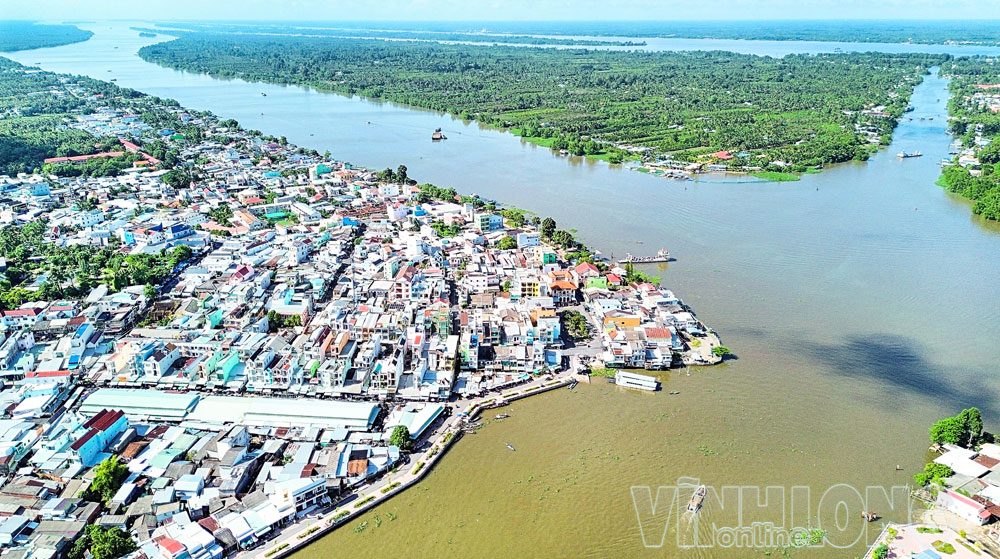 Đô thị Trà Ôn nằm trên hệ thống đường thủy rất thuận lợi với sông Măng Thít và Sông Hậu.
