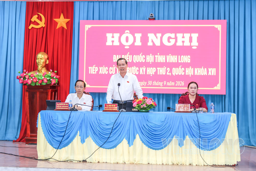 Đồng chí Phan Văn Mãi - Ủy viên Trung ương Đảng, Chủ nhiệm Ủy ban Kinh tế và Tài chính của Quốc hội phát biểu tại buổi tiếp xúc cử tri xã Hương Mỹ chiều 30/9. Ảnh: THẠCH THẢO