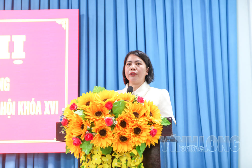 Đồng chí Nguyễn Thị Ngọc Giàu - Tỉnh ủy viên, Giám đốc Sở Nội vụ thông tin một số chính sách cho người hoạt động không chuyên trách. Ảnh: THẠCH THẢO