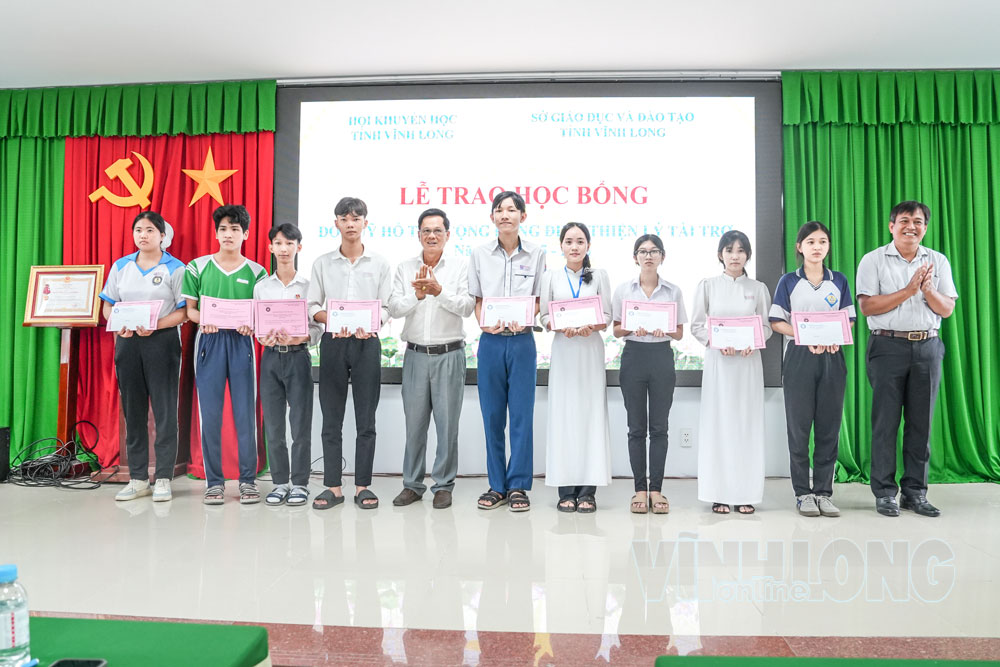Học bổng tiếp sức học sinh vượt khó là một trong những hoạt động thiết thực của phong trào khuyến học, khuyến tài. Trong ảnh: Hội Khuyến học tỉnh phối hợp với Sở Giáo dục và Đào tạo tổ chức trao học bổng Đinh Thiện Lý hỗ trợ học sinh vượt khó học tập tốt năm học 2025-2026. Ảnh: CAO HUYỀN

