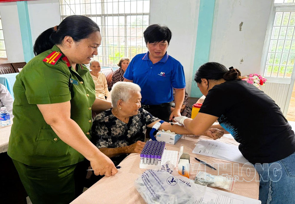 Lực lượng công an tổ chức thu mẫu ADN thân nhân liệt sĩ.