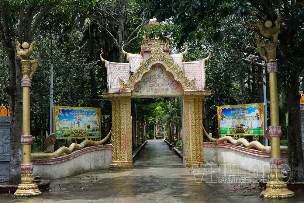 Cổng vào chùa Cũ.