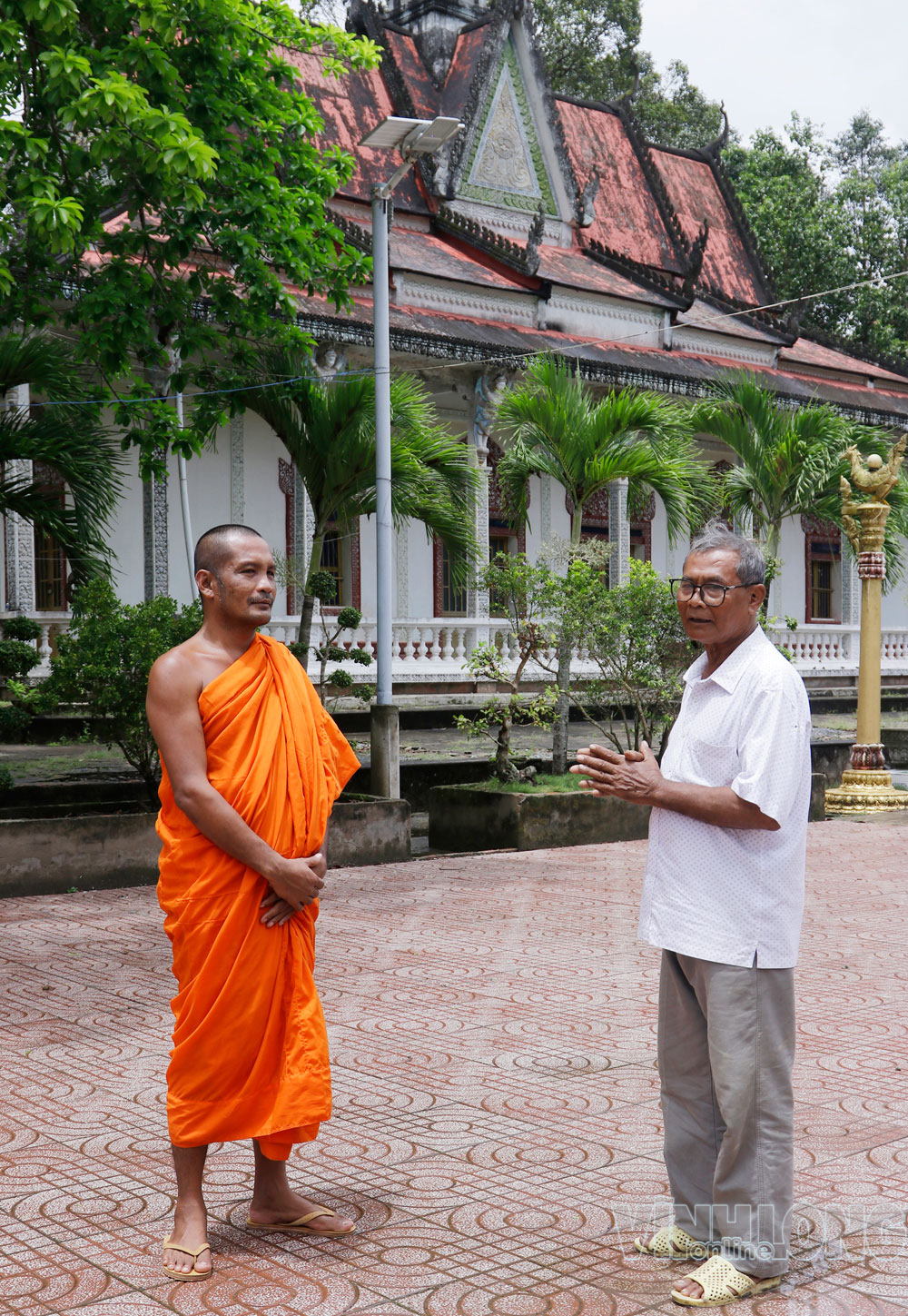 Đại đức Thạch Đom Ra và ông Võ Mu Ni trao đổi chuẩn bị cho buổi sinh hoạt cộng đồng tại chùa.