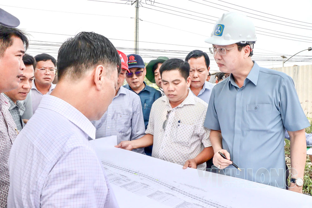 Đồng chí Trần Trí Quang - Phó Bí thư Tỉnh ủy, Chủ tịch UBND tỉnh cùng lãnh đạo sở, ngành, địa phương kiểm tra tình hình triển khai công trình thuộc Dự án “Phát triển đô thị và tăng cường khả năng thích ứng với biến đổi khí hậu TP Vĩnh Long, tỉnh Vĩnh Long”, ngày 16/9/2026.

