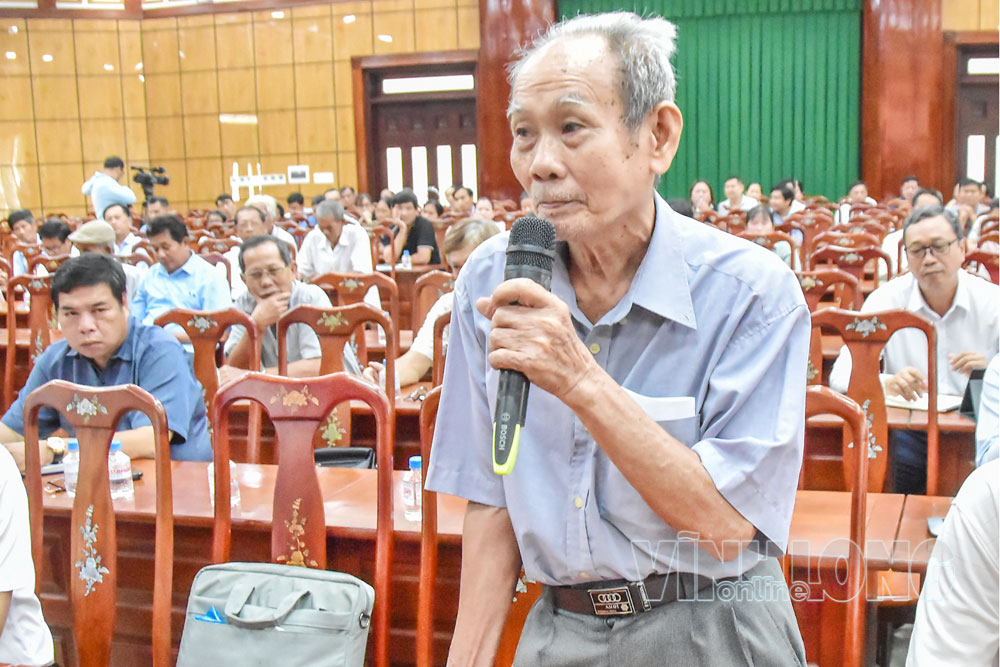Cử tri Lê Văn Đức (phường Nguyệt Hóa) kiến nghị vấn đề liên quan đến dân sinh. Ảnh: MỸ NHÂN

