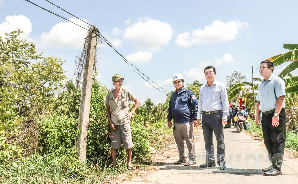 Bí thư Đảng ủy xã Ba Tri Nguyễn Văn Chính khảo sát tuyến đường điện ấp An Thuận. Ảnh: PHAN HÂN