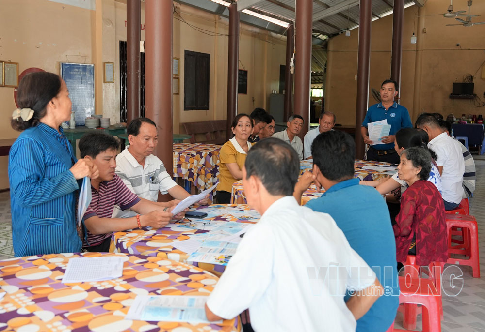 BHXH tỉnh tuyên truyền chính sách BHXH tự nguyện đến người lao động. Ảnh: SÔNG TRĂNG

