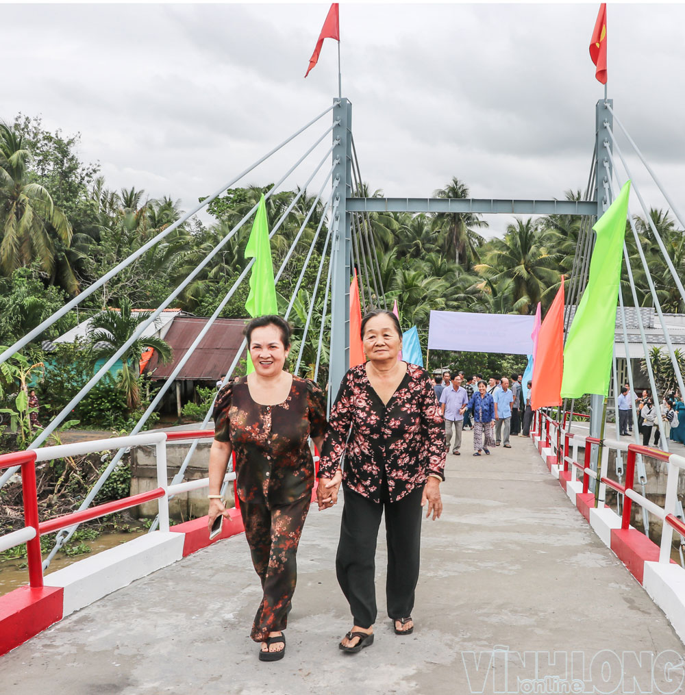 Cầu giao thông nông thôn tại xã Cái Ngang nối nhịp bờ vui cho người dân, góp phần thực hiện tốt công tác an sinh.

