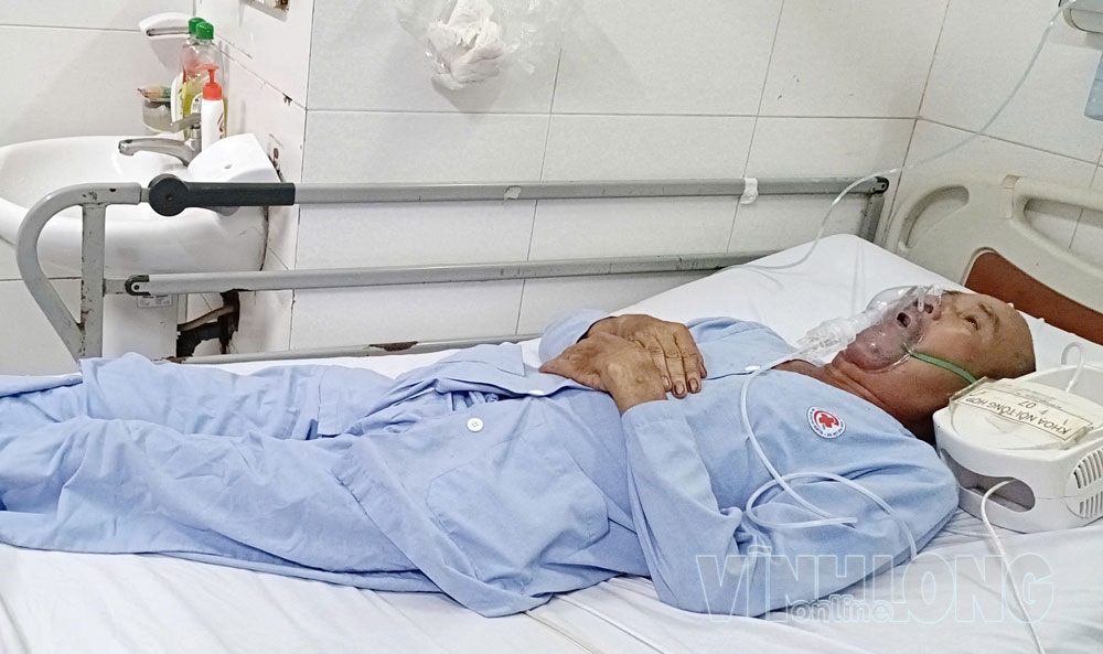Ông Nguyễn Hiếu Để đang điều trị tại BVĐK TP Cần Thơ. Ảnh: CAO HUYỀN

