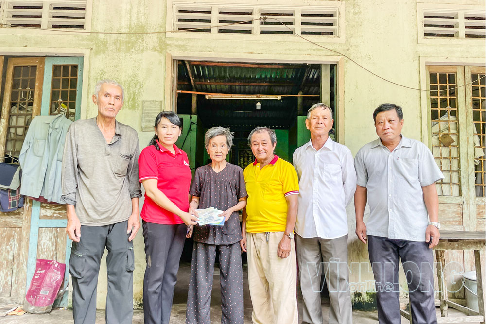 Gia đình ông Văn Đình Phong nhận tiền hỗ trợ từ bạn đọc.

