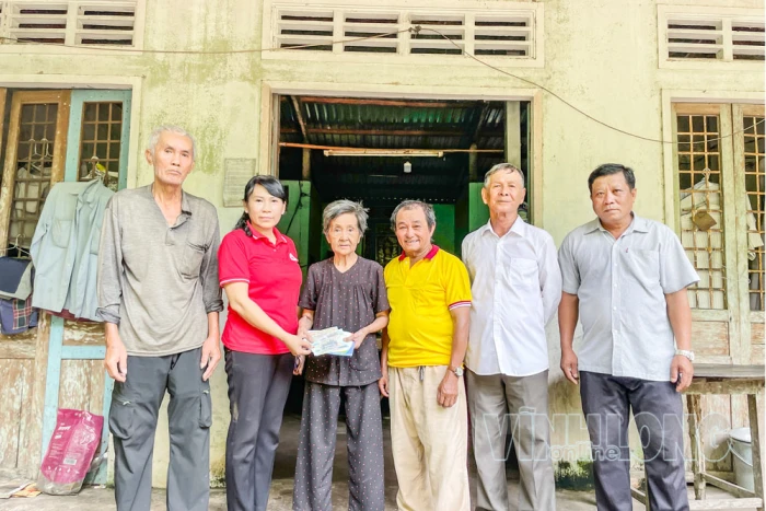Trao tiền bạn đọc hỗ trợ gia đình ông Văn Đình Phong