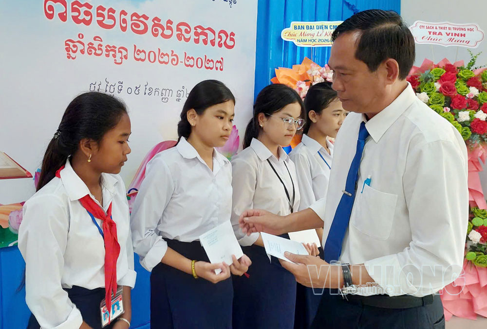 Lãnh đạo xã Trà Cú trao học bổng cho học sinh Trường Phổ thông Dân tộc nội trú THCS - THPT Trà Cú nhân dịp khai giảng năm học 2026-2027.

