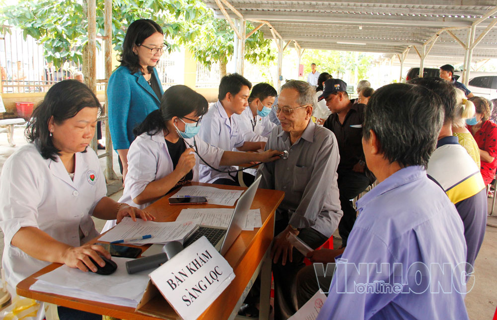 Bác sĩ thăm khám, tư vấn chế độ dinh dưỡng và lối sống lành mạnh cho người dân trong chiến dịch sàng lọc bệnh mạn tính miễn phí tổ chức tại xã Song Phú.