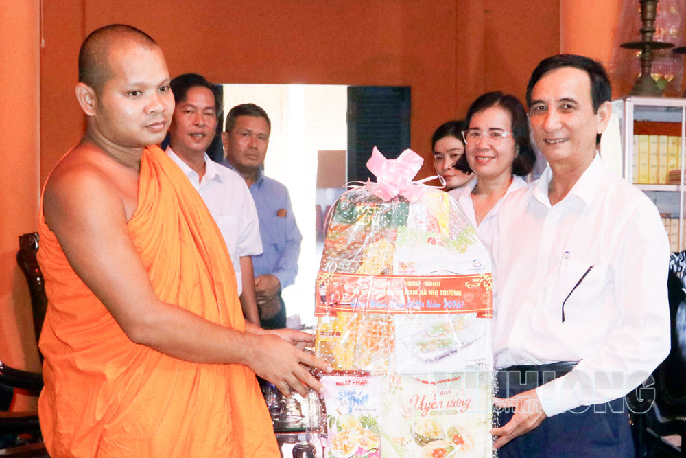 Ông Nguyễn Văn Ngà - Bí thư Đảng ủy, Chủ tịch HĐND xã Nhị Trường (bên phải) đến thăm và tặng quà chùa Can Snom nhân dịp lễ Sêne Đolta năm 2026.