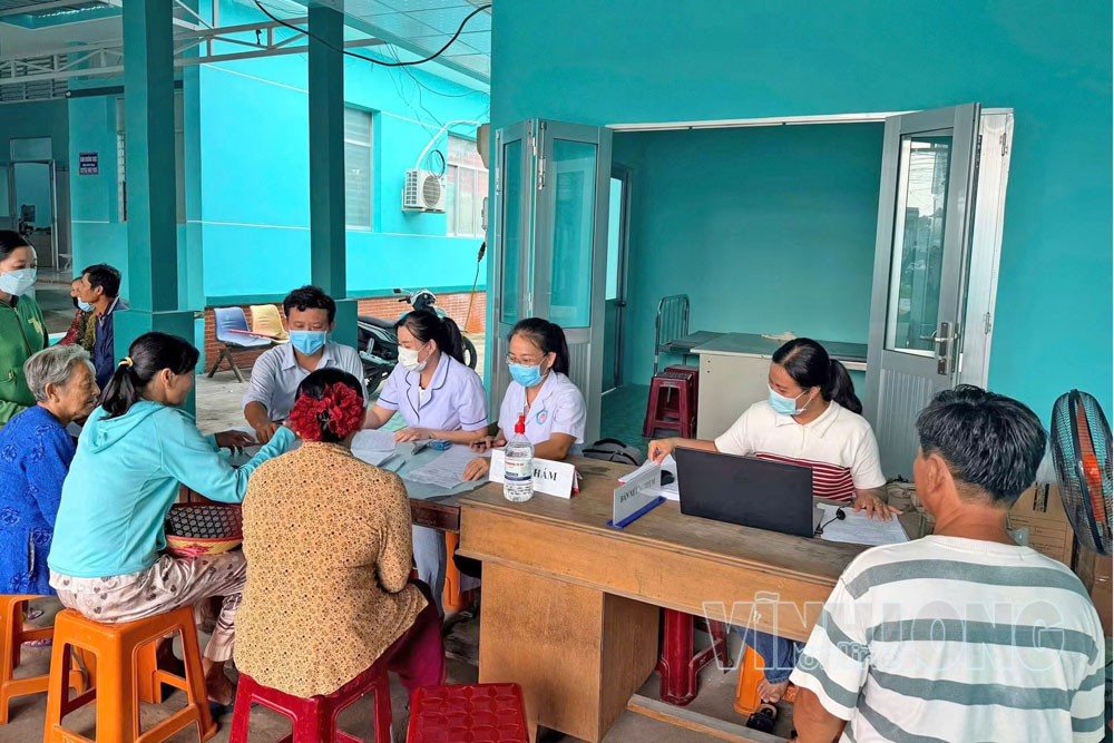 Người dân xã Phú Thuận khám sàng lọc chủ động bệnh phổi.

