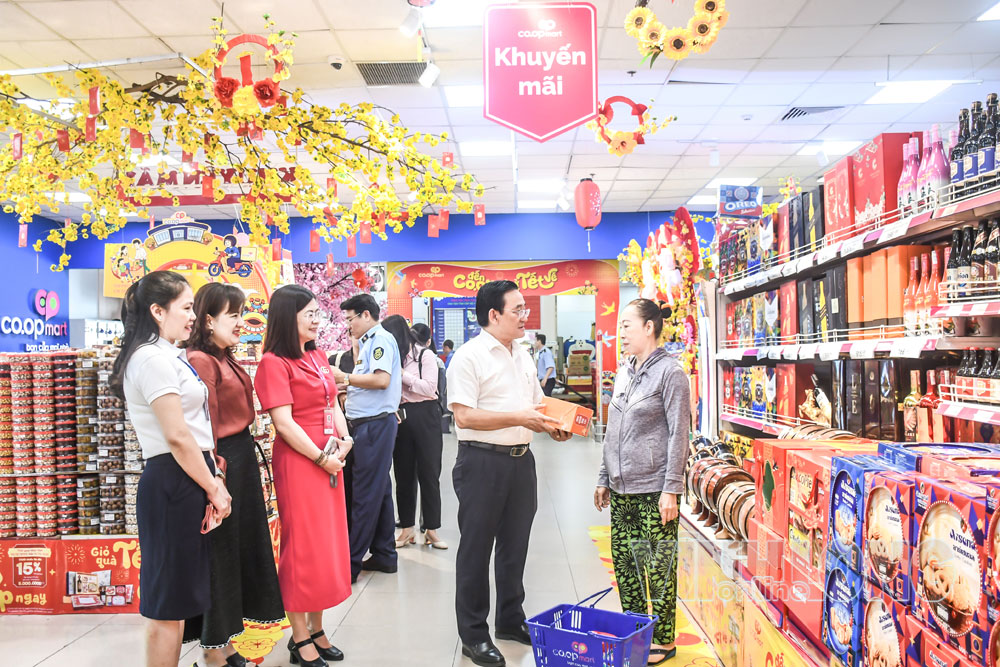 Đồng chí Trần Quốc Tuấn - Ủy viên Thường vụ Tỉnh ủy, Giám đốc Sở Công Thương khảo sát tình hình mua sắm tại Siêu thị Co.opmart Bến Tre.

