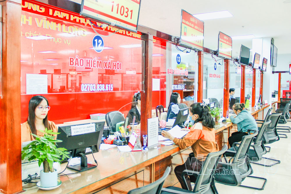 Người dân, doanh nghiệp đến làm thủ tục tại Trung tâm Phục vụ hành chính công tỉnh.