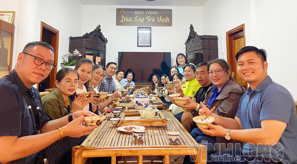 Du khách trải nghiệm các món ăn từ dừa sáp tại Bảo tàng Dừa Sáp Trà Vinh (xã Tam Ngãi).