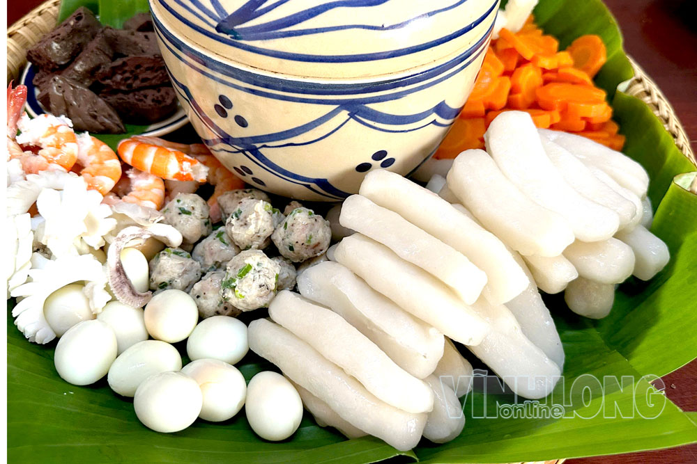 Cọng bánh canh mềm dẻo, ôm lấy phần nhân dừa sáp béo thơm bên trong.