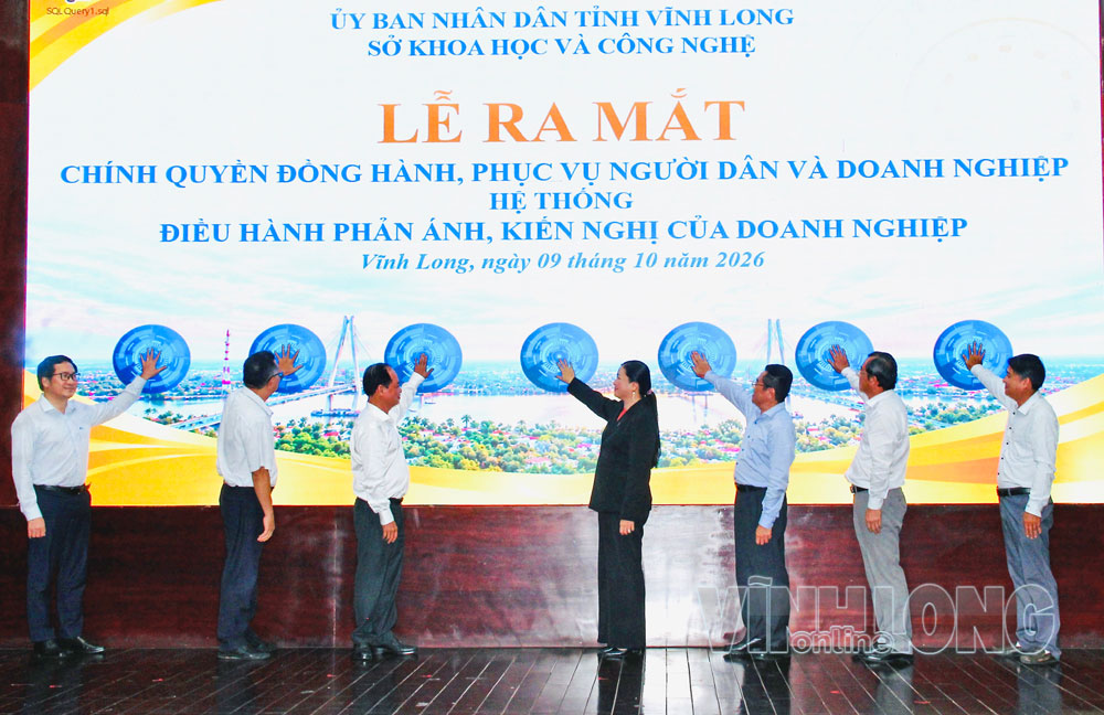 Đại biểu thực hiện nghi thức ra mắt mô hình “Chính quyền đồng hành, phục vụ người dân và doanh nghiệp” hệ thống “Điều hành phản ánh, kiến nghị của doanh nghiệp”. Ảnh: TUYẾT HIỀN

