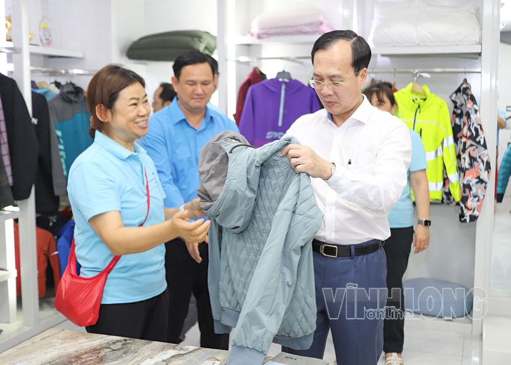 Đồng
chí
Trần Trí
Quang - Phó Bí thư Tỉnh ủy, Chủ tịch UBND tỉnh thăm, làm việc tại Công ty TNHH Bo Hsing.

