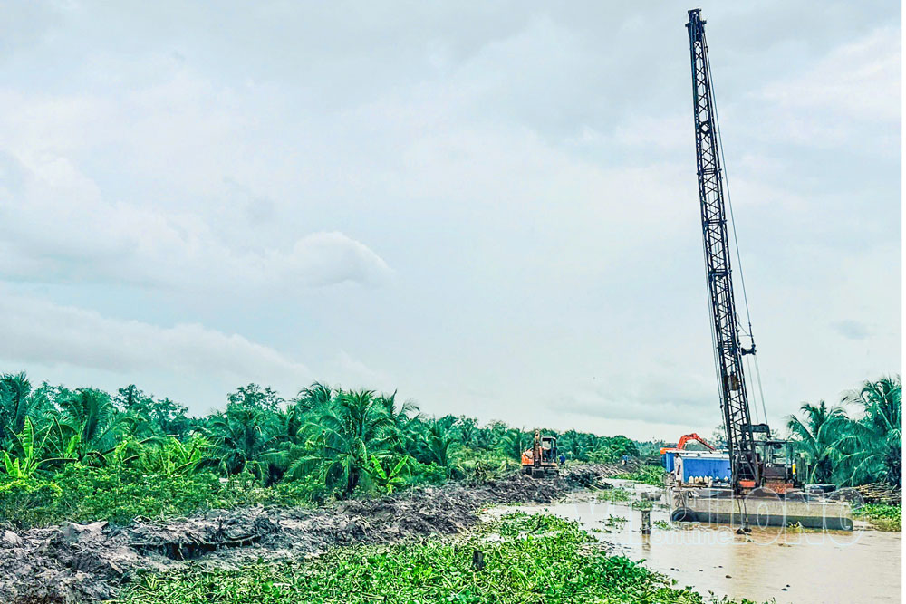Đơn vị thi công khẩn trương gia cố đê bao tại cồn Cái Gà.

