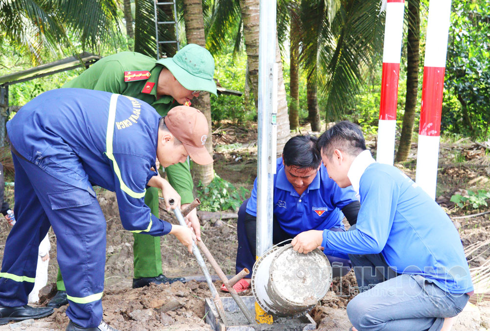 Đoàn viên, thanh niên tham gia thực hiện tuyến đèn đường ở xã Long Hồ.