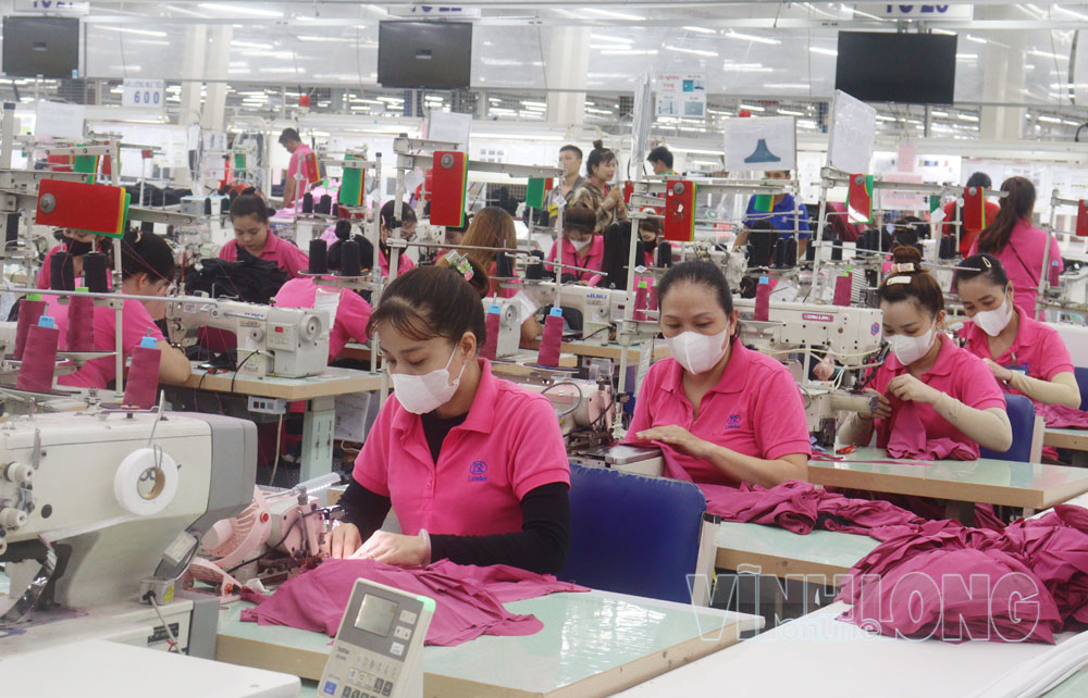 Công tác an toàn, vệ sinh lao động được tổ chức công đoàn quan tâm thực hiện. Trong ảnh: Công nhân Công ty TNHH May mặc Leader Việt Nam đang làm việc.