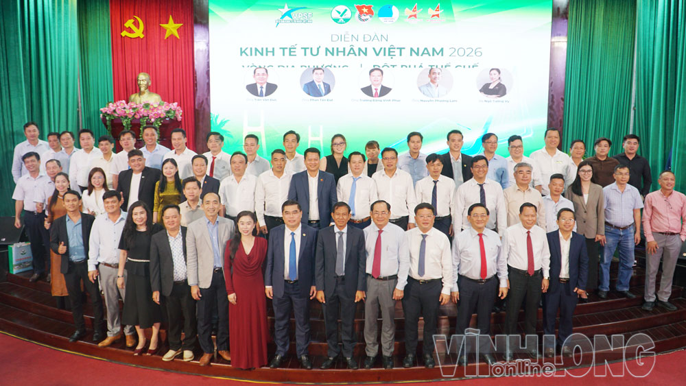 Đại biểu chụp ảnh lưu niệm tại Vòng đối thoại địa phương - Diễn đàn Kinh tế tư nhân Việt Nam 2026 (VPSF 2026)- Phiên đối thoại tỉnh Vĩnh Long, ngày 2/10.

