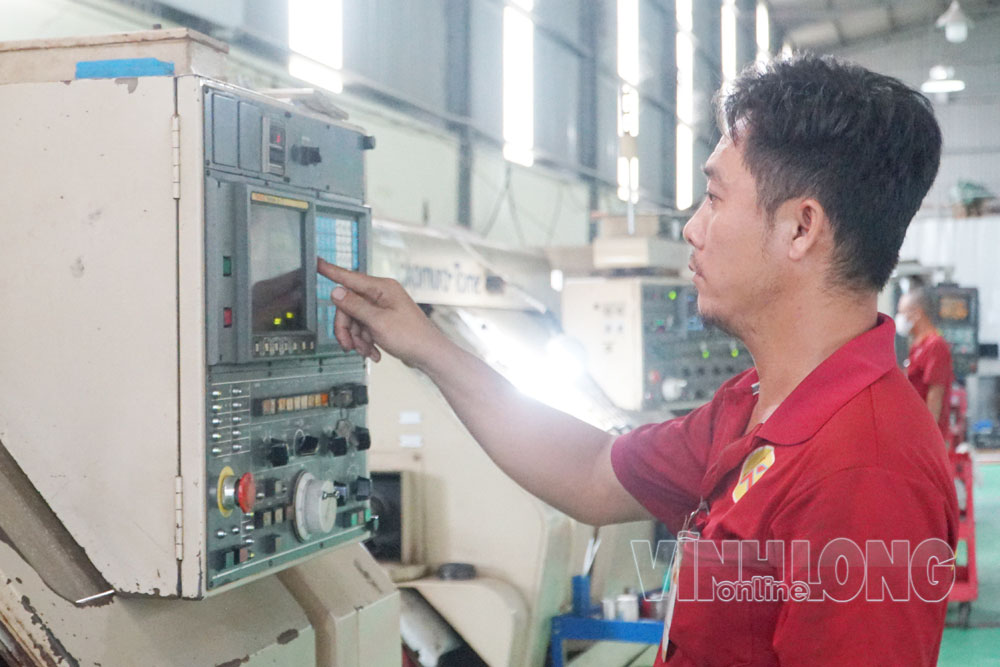 Doanh nghiệp đầu tư đổi mới công nghệ, nâng cao năng suất, chất lượng và sức cạnh tranh. Trong ảnh: Công ty TNHH Công nghệ cao An Thành (xã Bình Phước) sử dụng máy móc, thiết bị tiên tiến vào sản xuất máy đóng gói tự động.

