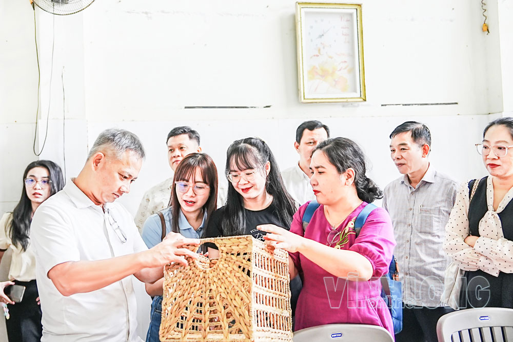 Đoàn công tác của ĐH Quốc gia TP Hồ Chí Minh khảo sát Hợp tác xã Gia công sản xuất hàng thủ công mỹ nghệ xuất khẩu An Phú.