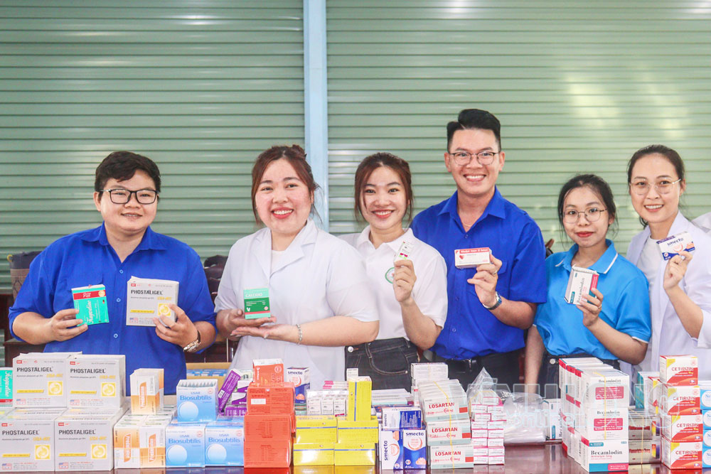 Đoàn viên, thanh niên tham gia hoạt động khám bệnh, phát thuốc miễn phí tại xã Tân Quới.