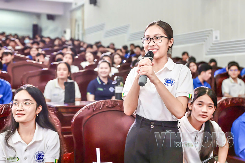 Sinh viên ĐH Trà Vinh trao đổi với Công an phường Hòa Thuận về thông tin liên quan việc phòng, chống tội phạm, tệ nạn xã hội.

