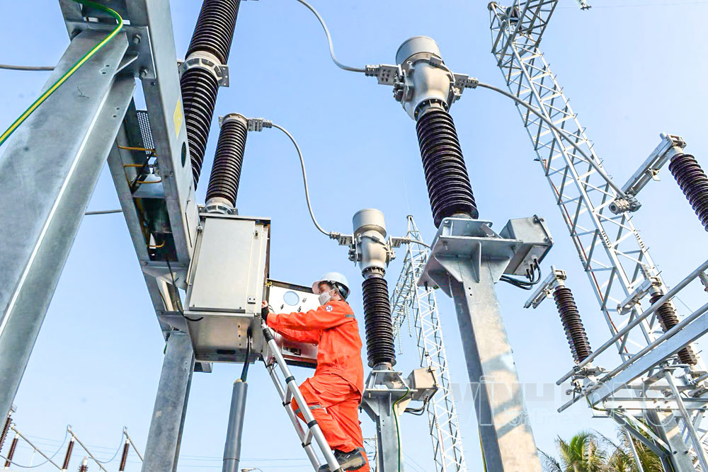 Tỉnh xác định công nghiệp và năng lượng là động lực quan trọng để thực hiện mục tiêu tăng trưởng nhanh, bền vững. Trong ảnh: Vận hành Trạm biến áp 110kV Thanh Tân, xã Tân Thành Bình. Ảnh: CẨM TRÚC

