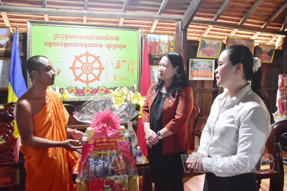 Đại diện chư tăng, Ban Quản trị chùa Pro Hút, Sư cả Nhật Tường bày tỏ sự trân trọng trước sự quan tâm của lãnh đạo tỉnh và khẳng định tiếp tục phát huy tinh thần đoàn kết dân tộc, sống tốt đời, đẹp đạo.

