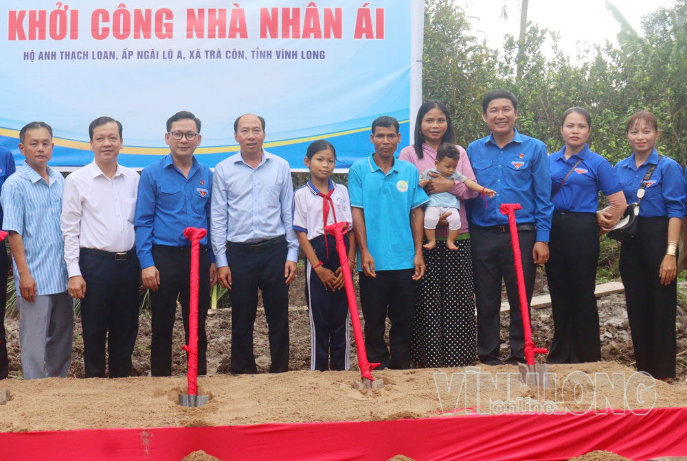 Anh Trần Kim Phẳng (thứ ba từ phải sang) trong hoạt động khởi công xây dựng nhà nhân ái cho thanh niên đồng bào Khmer ở xã Trà Côn.

