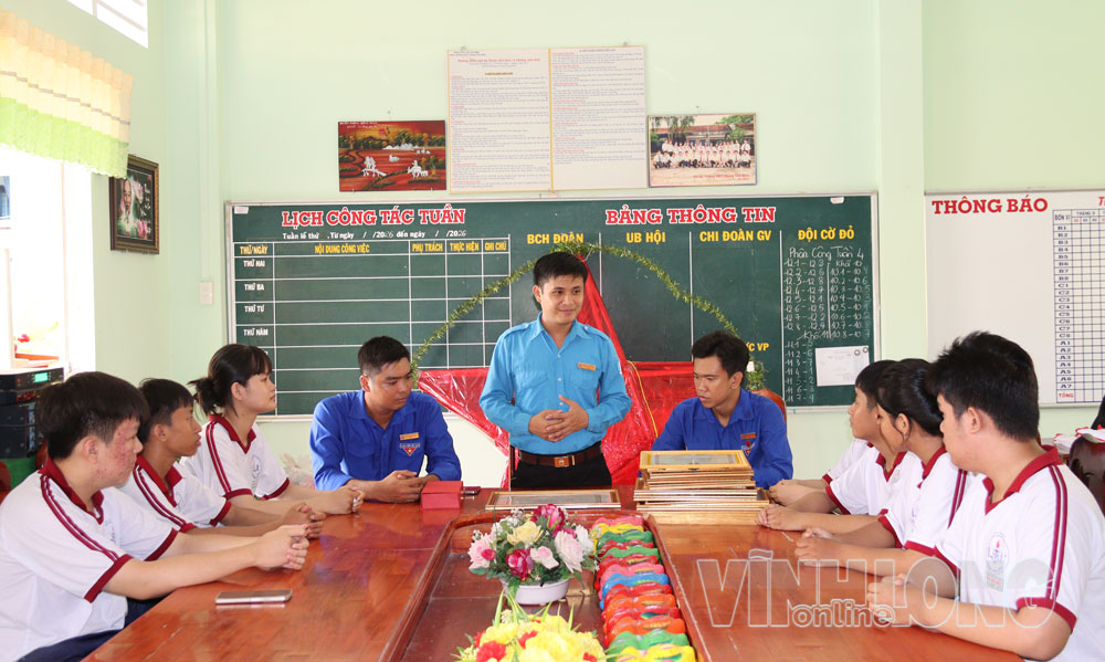 Thầy Nguyễn Minh Cường chú trọng xây dựng môi trường học đường an toàn, giúp học sinh rèn luyện kỹ năng sống.

