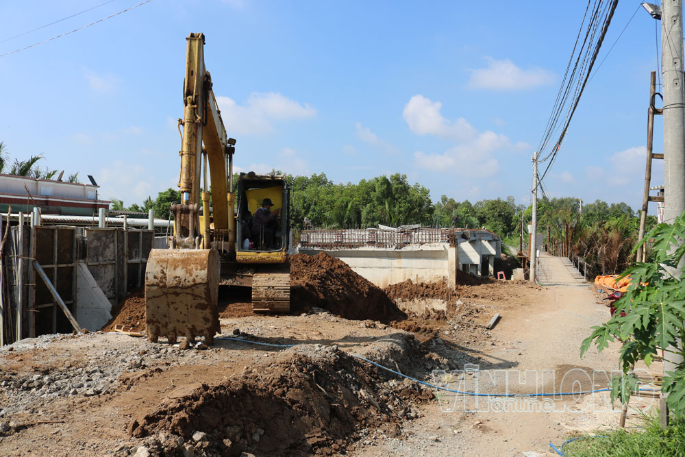 Thi công cầu Rạch Cạn trên tuyến đường ấp Bình Lộc, xã Thạnh Phước. Ảnh: THÀNH LẬP

