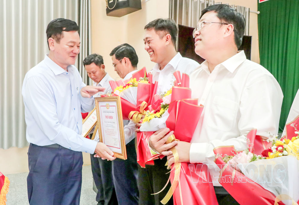 Đồng chí Nguyễn Văn Minh - Tỉnh ủy viên, Bí thư Chi bộ, Phó Chủ tịch Ủy ban MTTQ Việt Nam tỉnh tuyên dương đảng viên tiêu biểu trong học tập, thực hành tư tưởng, đạo đức, phương pháp, phong cách Hồ Chí Minh quý III/2026.

