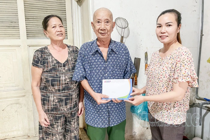 Trao tiền bạn đọc hỗ trợ ông Lê Văn Lý