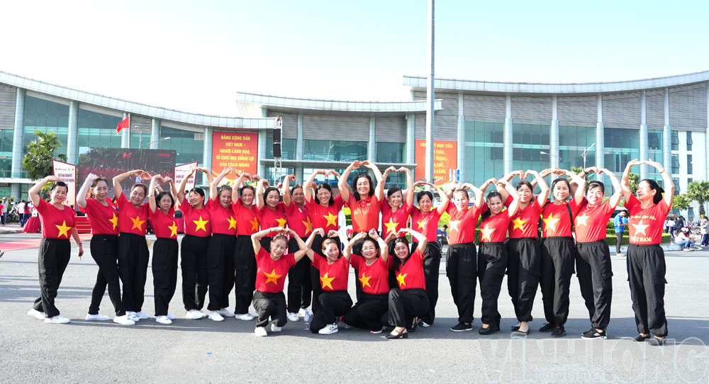 Vận động viên nữ tham gia giải chạy “Cùng Việt Nam tiến bước” tại phường Long Châu.

