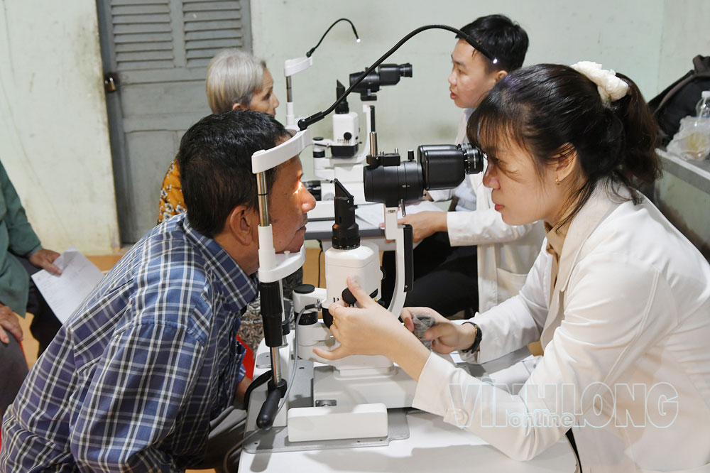 Hoạt động khám mắt, cấp thuốc miễn phí cho người cao tuổi phường Long Đức.